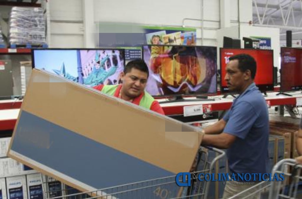 Esperan clientes adentro de Soriana que les cobren pantallas Esperan clientes adentro de Soriana que les cobren pantallas