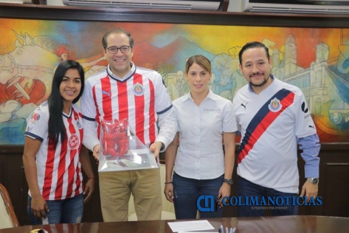El gobernador recibe jugadora de Chivas femenil