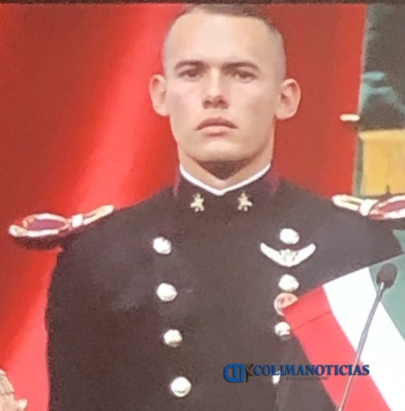 Cadete roba cámara a AMLO en toma de protesta