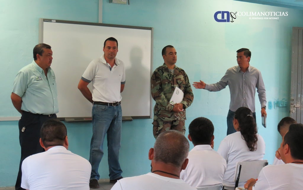 CAPACITAN A POLICIAS DE TECOMAN