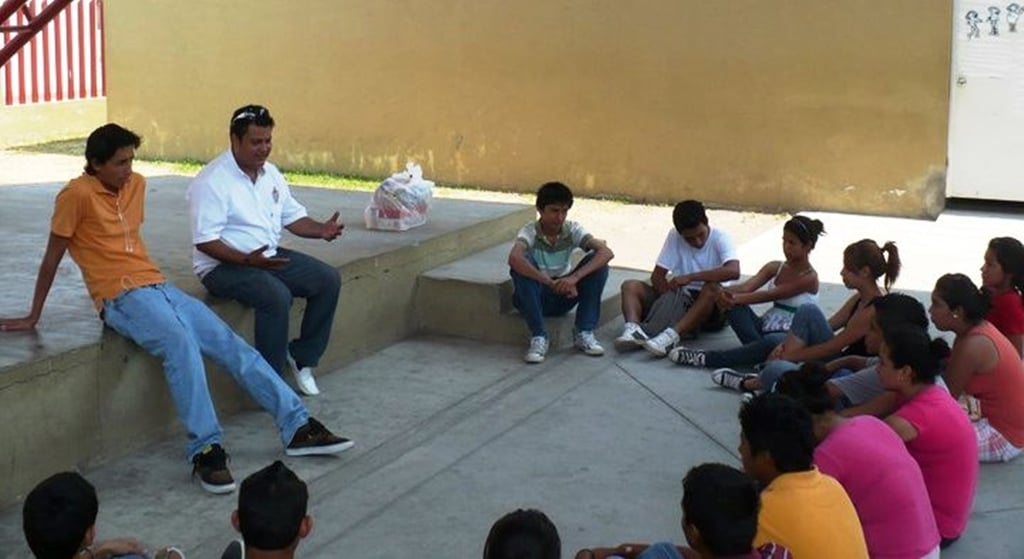 DIRECTOR CON JOVENES