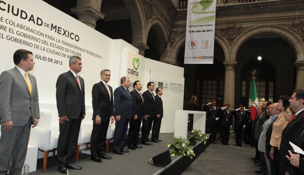 Mario Anguiano firma convenio DF