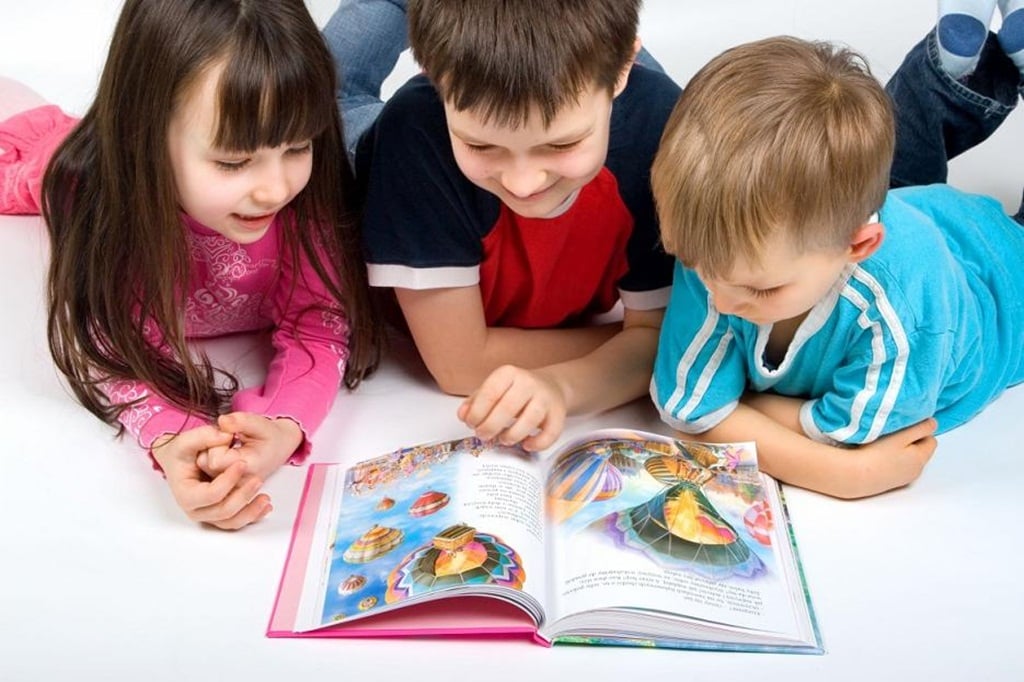 ninos leyendo