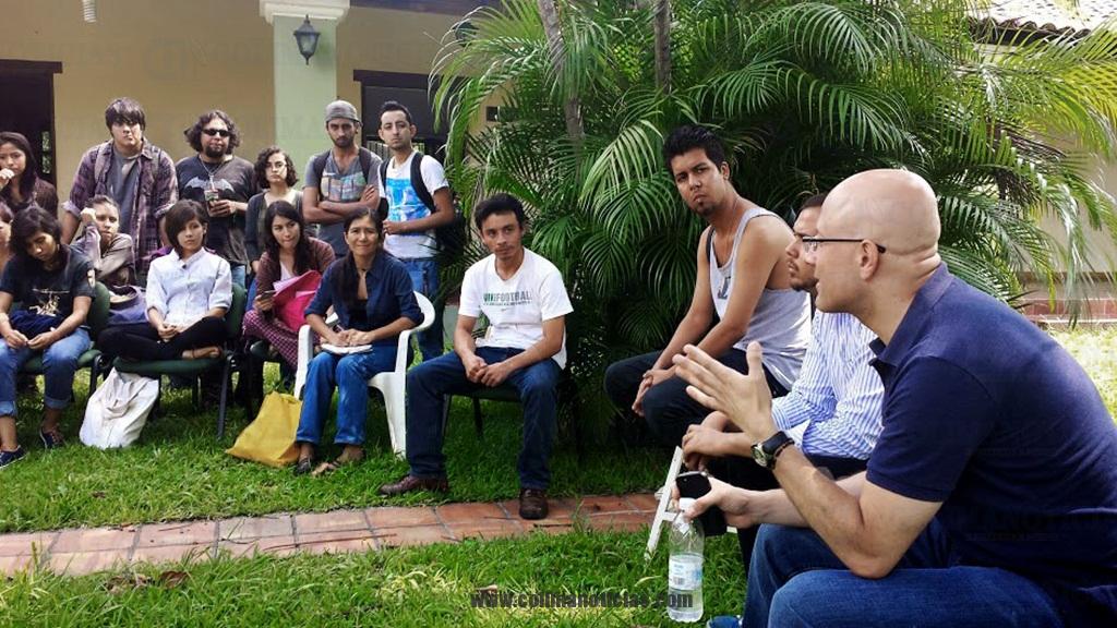 artista visual la Mora conversa con alumnos
