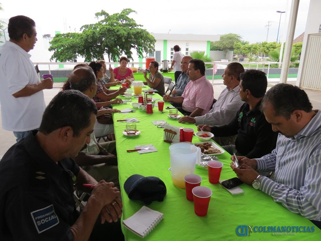 tito vazquez con gente adulta de la palma real