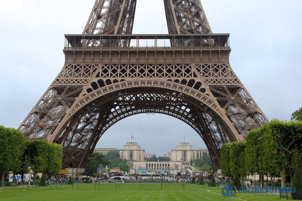 La base de la torre Eiffel con el Campo de Marte y la Escuela Militar al fondo