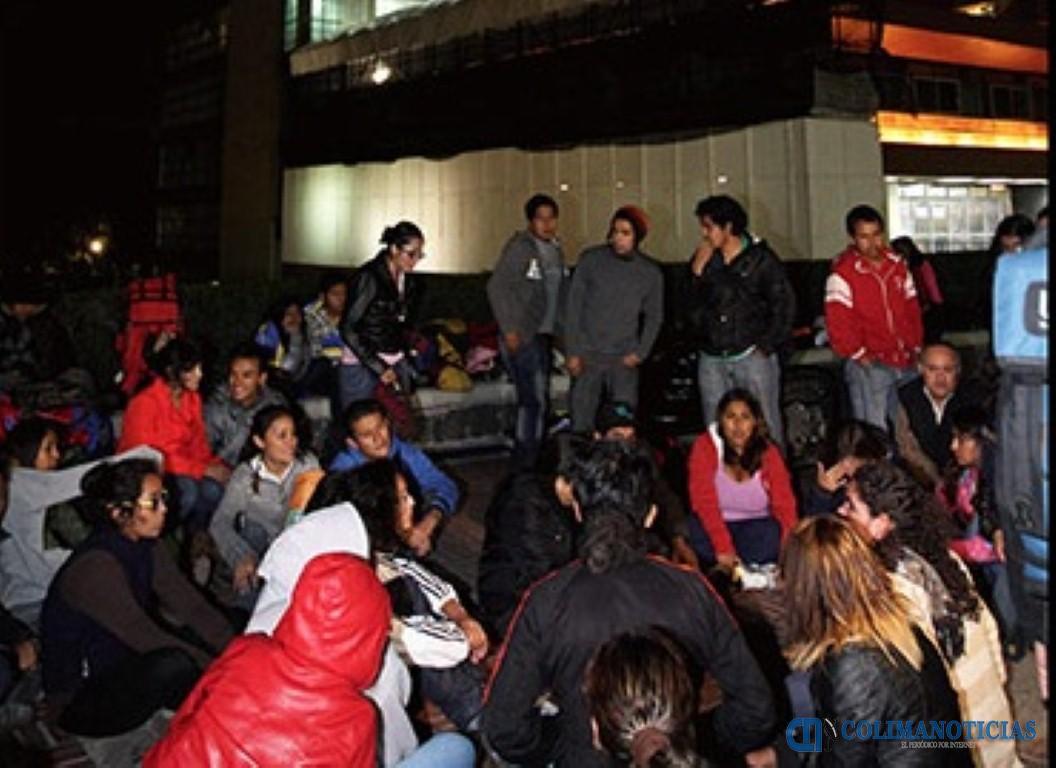 unam-estudiantes-rechazados-planton-140813_gde (Medium)