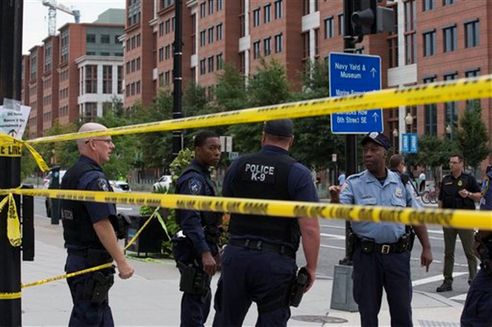 Policías acordonan los alrededores de un siitio donde hubo un tiroteo en la cale M de Washington DC, cerca del Astillero Naval, el lunes 16 de septiembre de 2013. Un funcionario de defensa dijo que varias personas han muerto y otras resultaron heridas en el tiroteo. (Foto AP/Jacquelyn Martin)