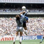 0292_OCTUBRE2013_MARADONA_LA MANO DE DIOS