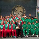0459_OCTUBRE2013_EPN CON NIÑOS TRIKIS BASQUETBOLISTAS