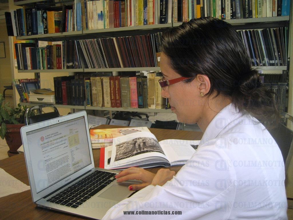 estudiante medicina laptop
