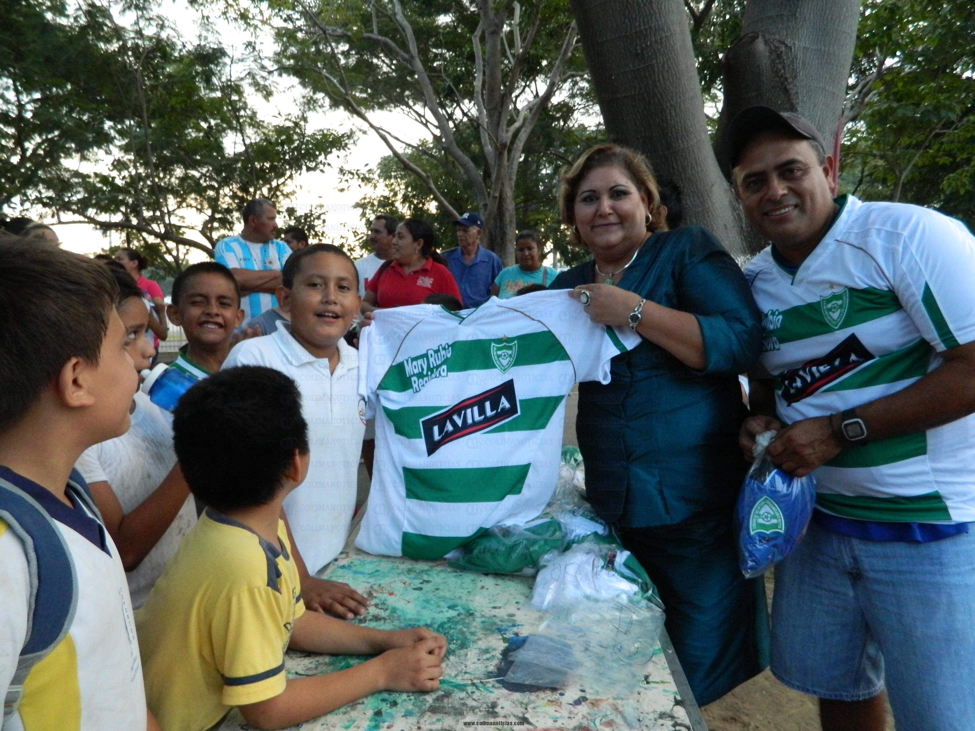 0122.DIC2013_Entrega de Uniformes_Mary Rubio