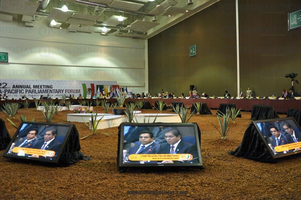 Conferencia del rector en foro Parlamentario de Vallarta