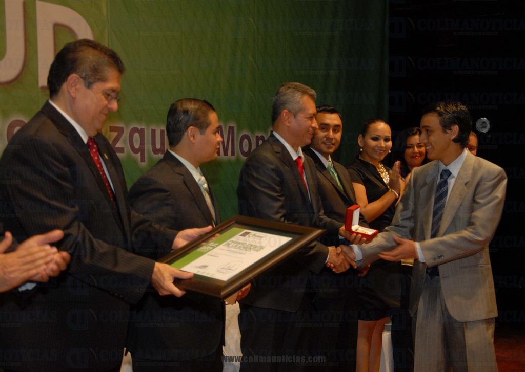 mam y rector entrega premio juv