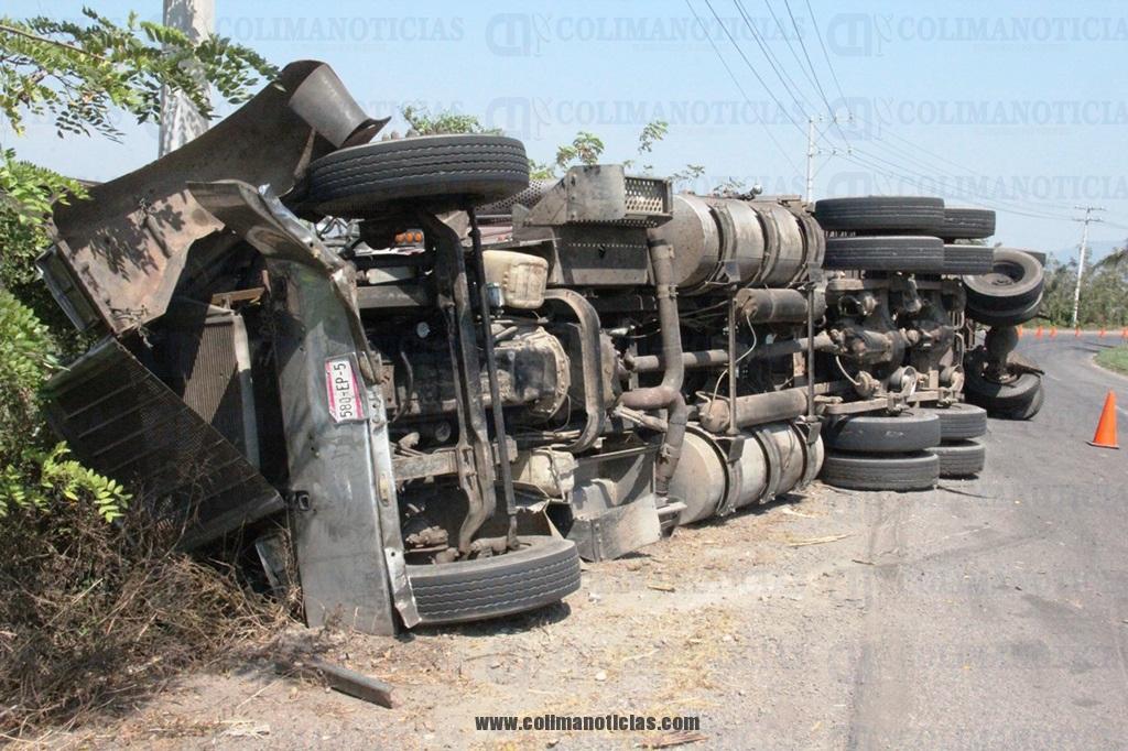 vuelca tractocamion