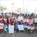 Kike Rojas entrega uniformes