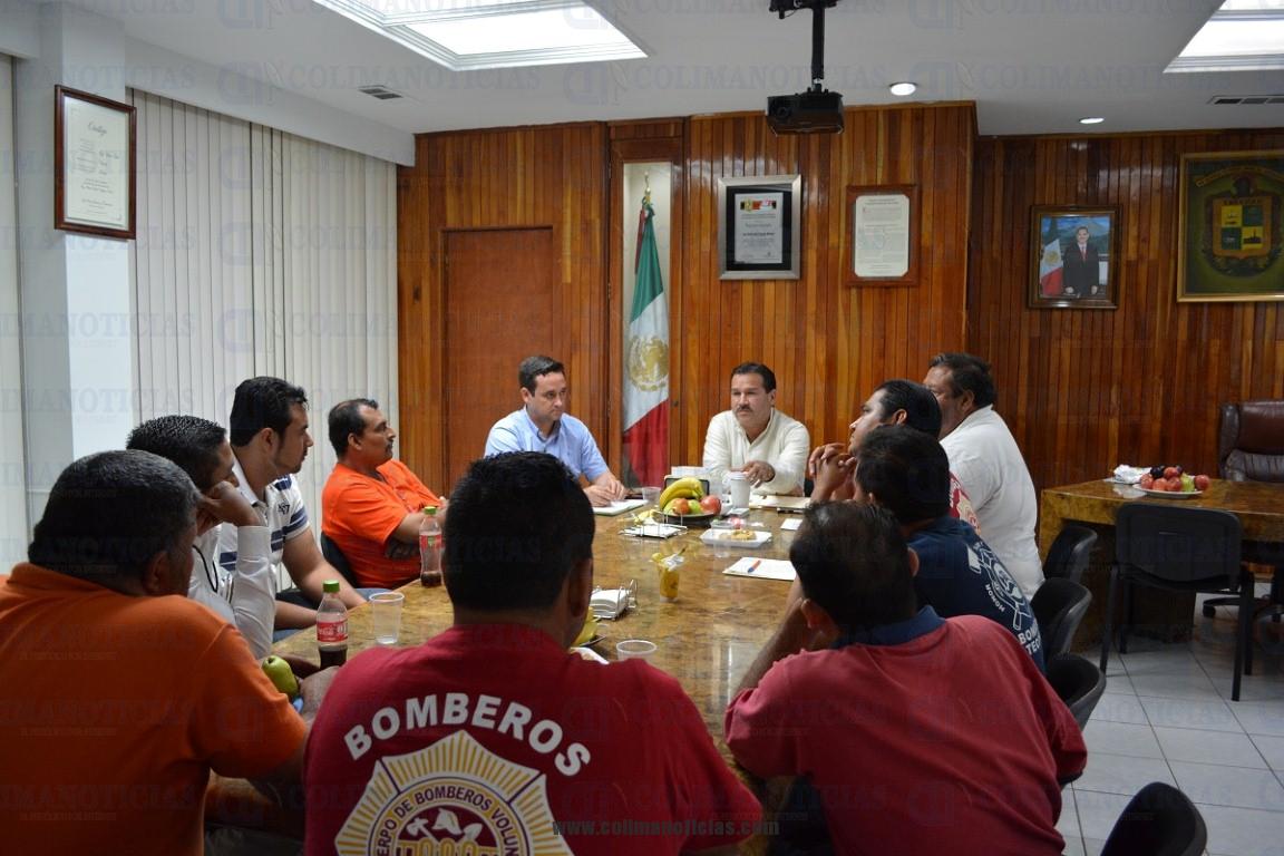tito con bomberos de Tecomán (Medium)