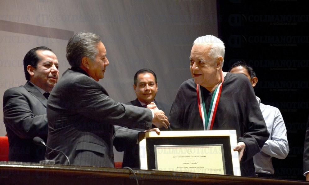 Entrega congreso del Estado reconocimiento a Rafael Zamarripa (2)