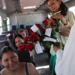 Leticia Contreras entrega flores1