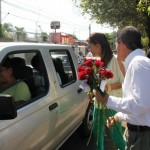Leticia Contreras entrega flores2