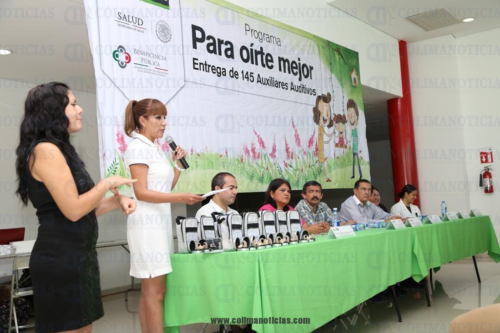 entregan aparatos auditivos
