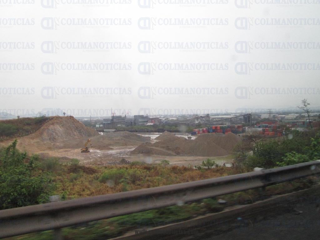 Trituradoras y patios de mineral cerca de Manzanillo