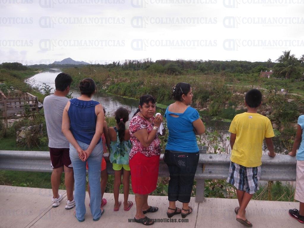 personas observando cocodrilos