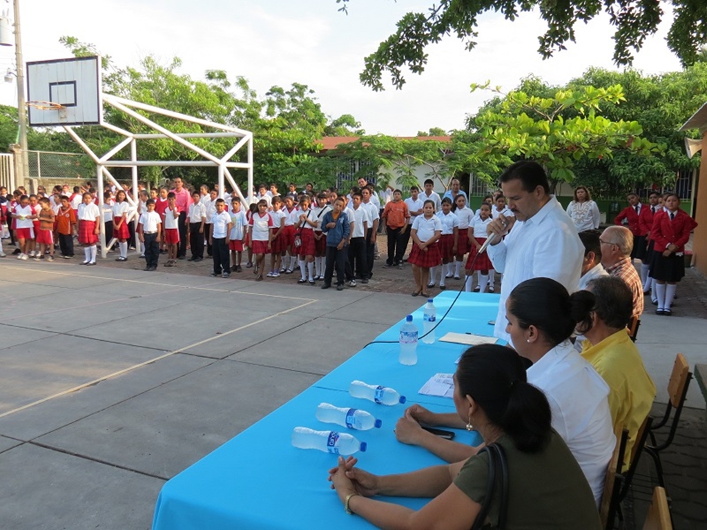 demanda en escuela a tito vazquez