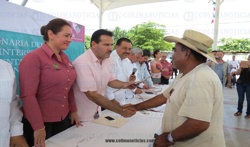 entrega de viviendas y despensas 175