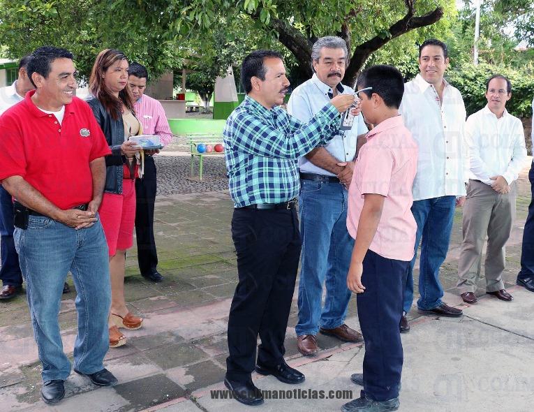 Entrega de lentes en la Enrique Andrade (2)