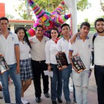 Alumnos donan piañatas