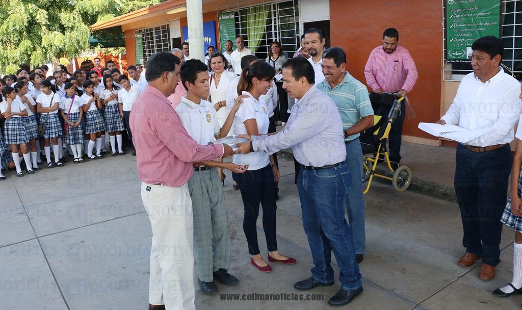 Entrega SE apoyos a estudiantes con discapacidad en Tecomán