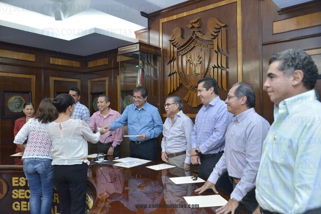 Premia rector de la UdeC a los mejores trabajadores de 2014