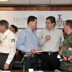Rector entrega el libro “Vivir en tierra inquieta”