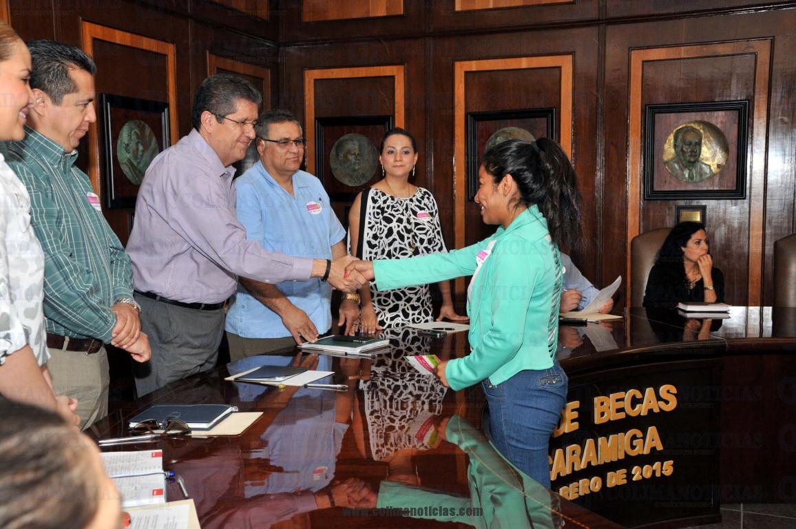 Entregas de Becas Caraamiga (Medium)