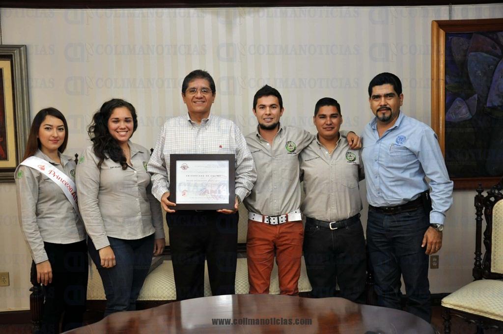Visitan alumnos de ingeniería al rector