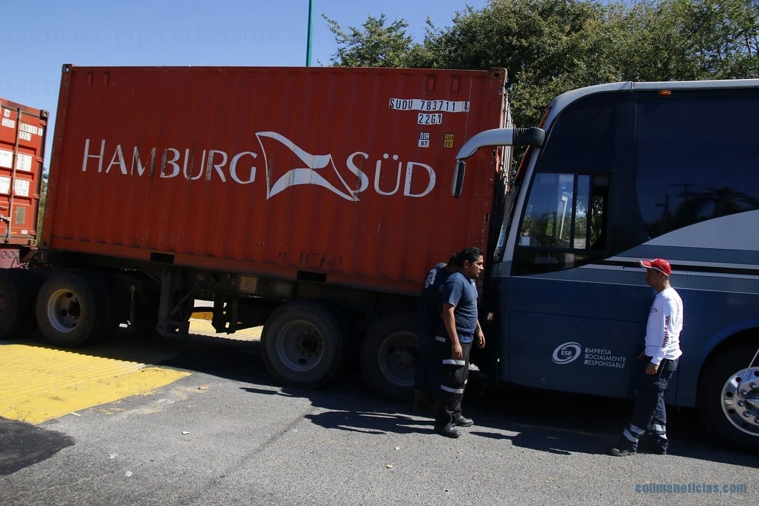Autobús impacta contra tráiler