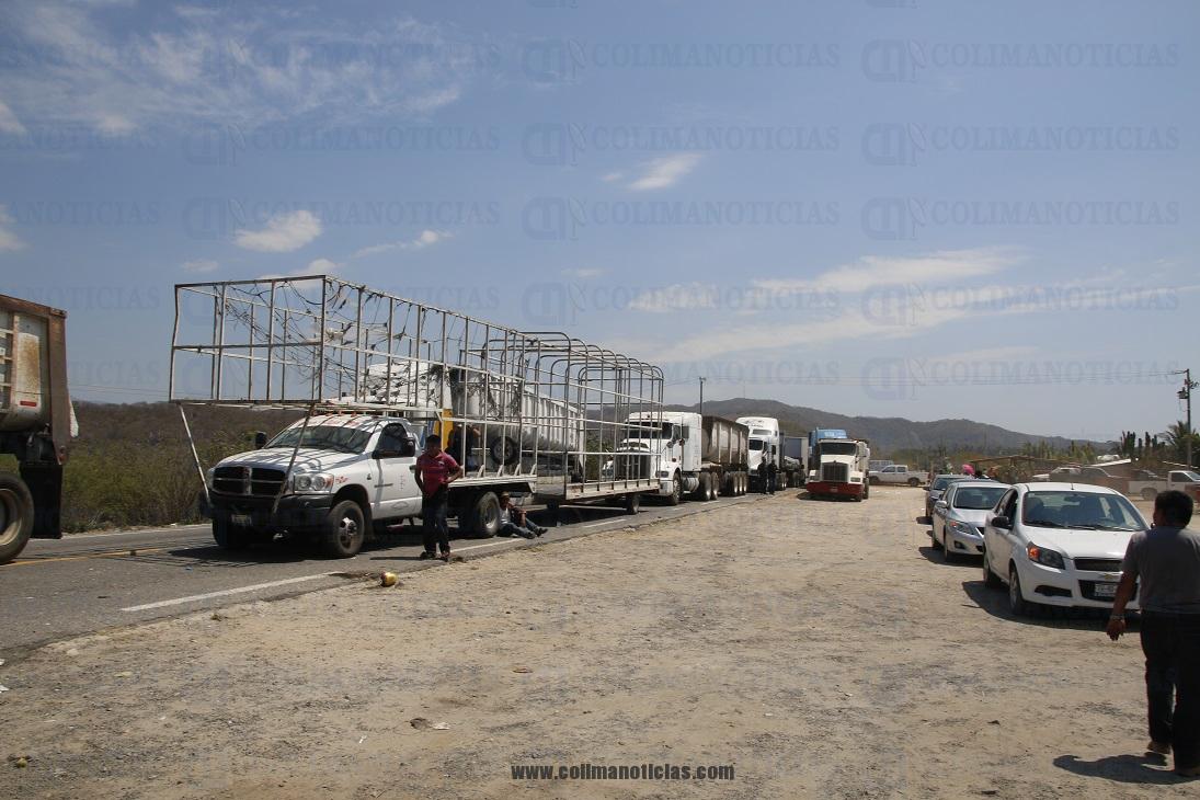 Carretera costera Tecomán-Playa Azul bloqueada2