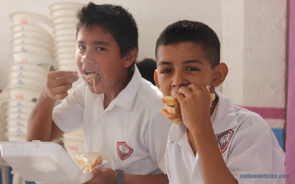 NIÑOS COMIENDO