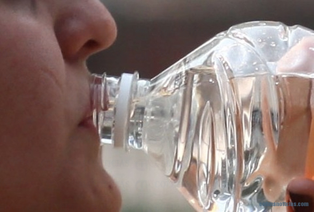 MEXICO, D.F., 26MARZO2011.- Capitalinos en esta temporada de calor consumen mas agua embotellada y refrescos para mantenerse hidratados.FOTO: RODOLFO ANGULO/CUARTOSCURO.COM