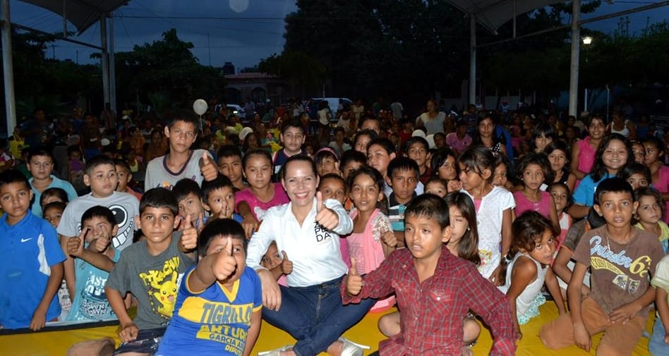 Martha Zepeda, con niños