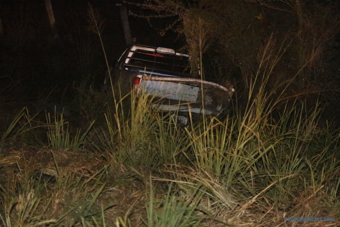 fuerte choque entre dos camionetas por la carretera costera