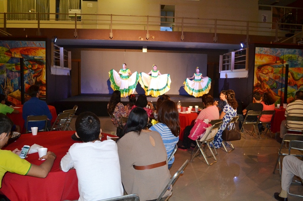 El Ballet Caxitlán y la cantante Mayra Lam