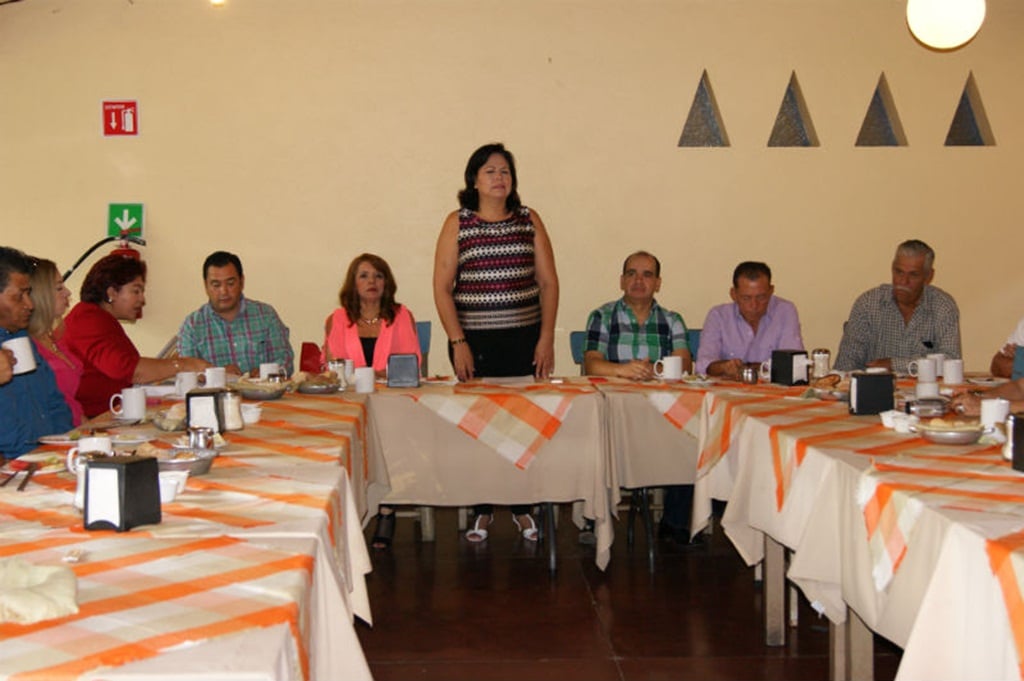 Otorgan medallas y reconocimientos a docentes por 30 y 40 años de servicio