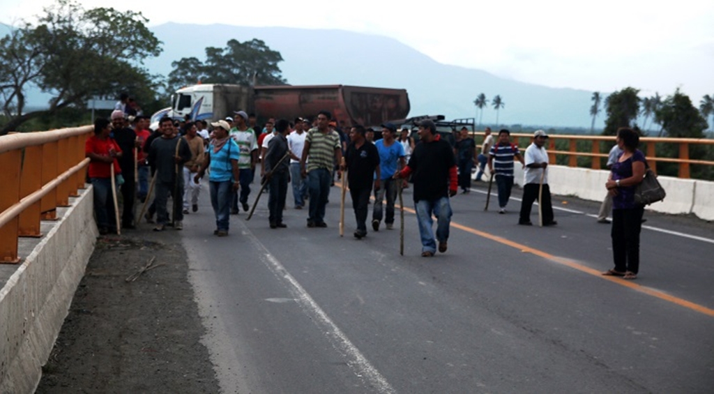 bloquean puente coahuyana 6