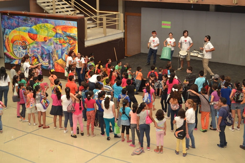 niños en el Teatro de Casa de la Cultura