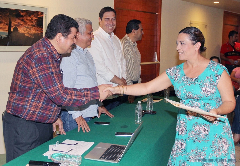 ENTREGA nombramientos a docentes