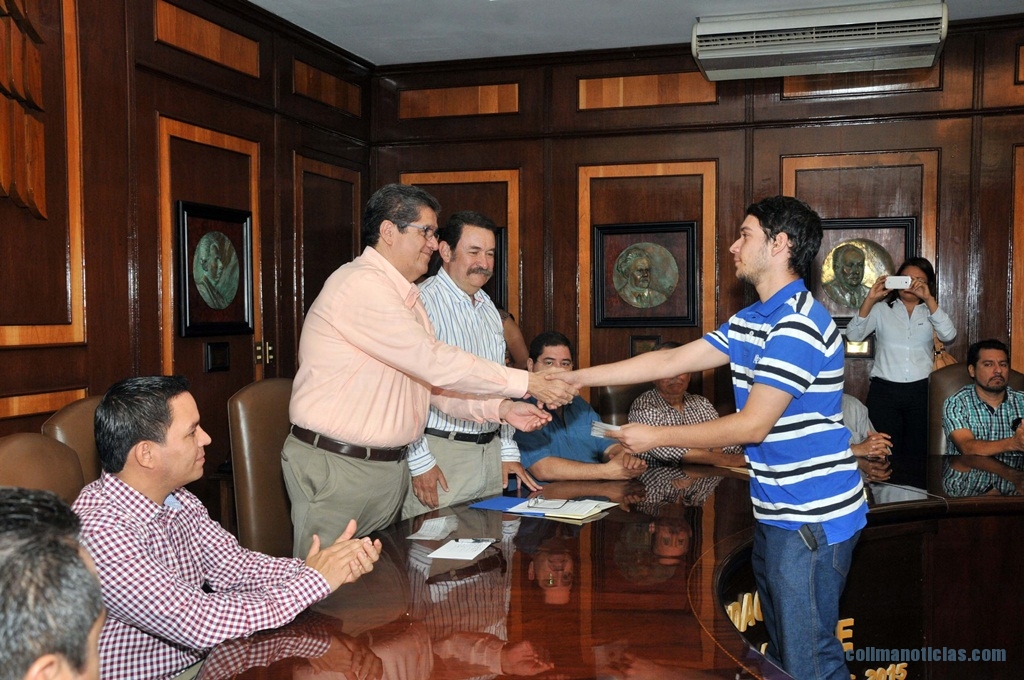 Entrega rector Becas Fundación UCOL
