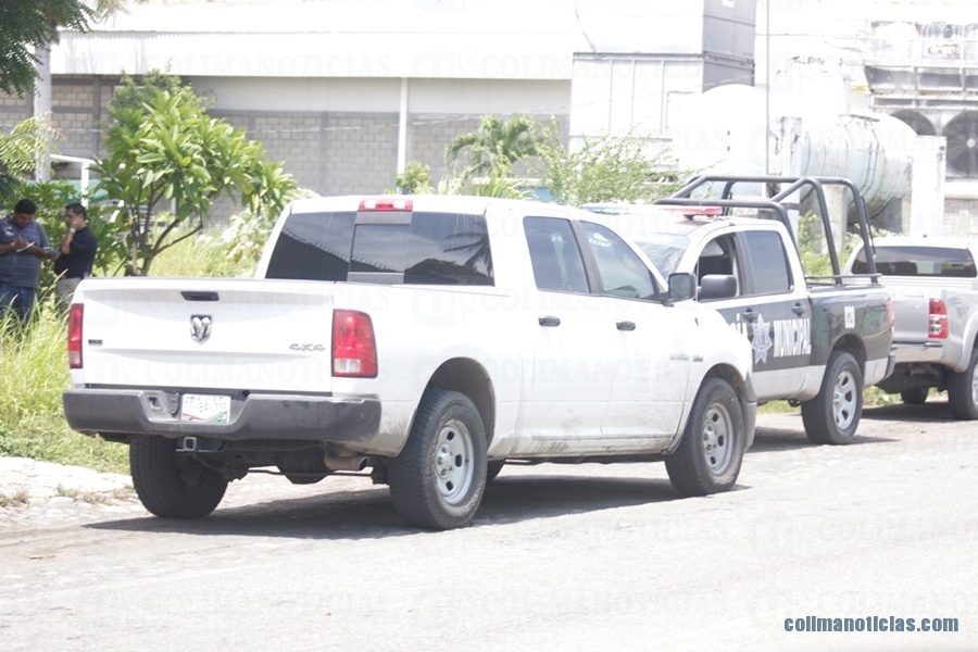 hombre muerto en un terreno baldío