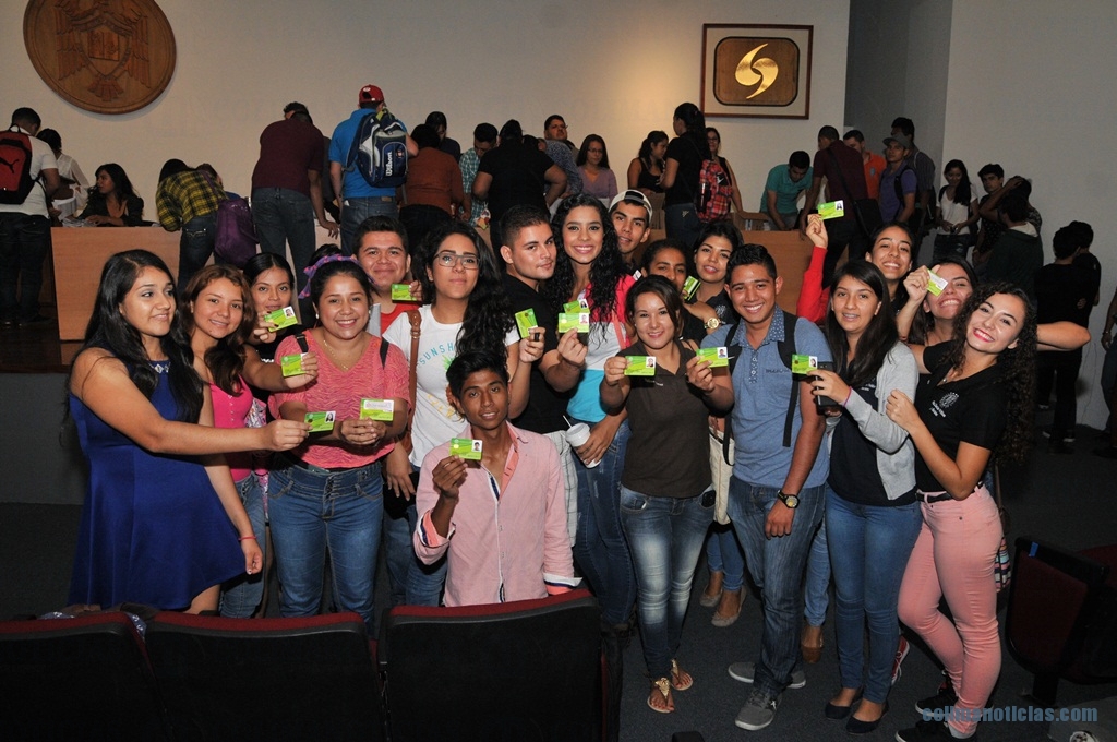 Entregan credenciales a estudiantes de la UdeC